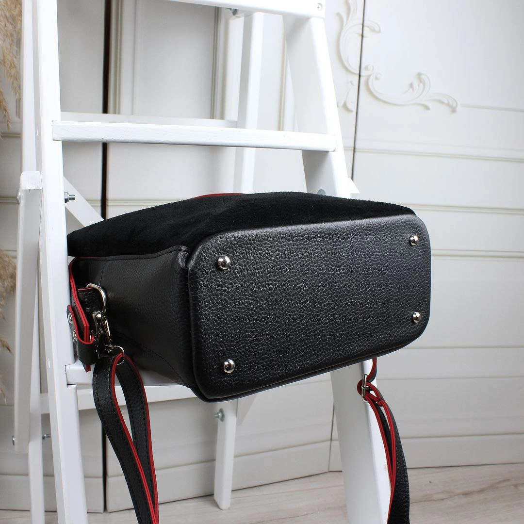 Стильна жіноча сумка класична з регульованими ремінцями, чорна з червоним